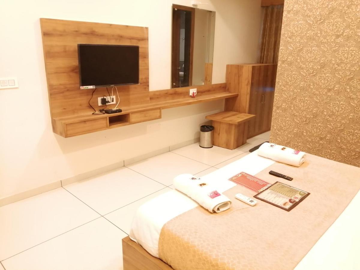 Hotel Golden City Vadodara Exterior photo